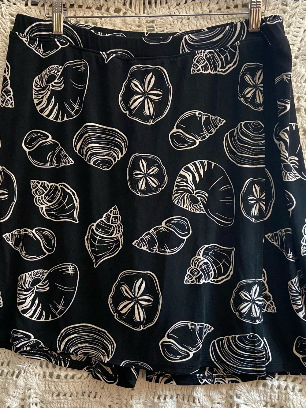 Chico’s Travelers Shell Print Skort Size 3 Black White Coastal
